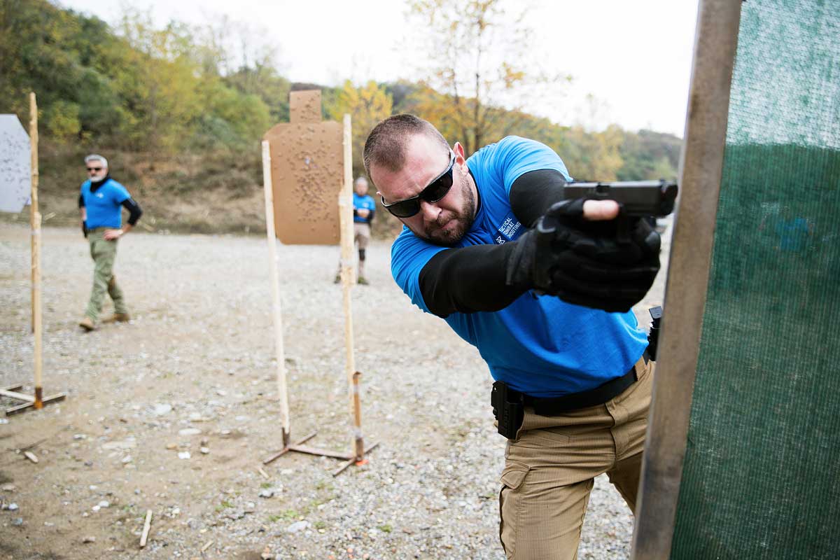 manuel spadaccini insegna ad un corso tiro operativo tcs